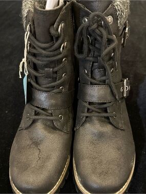 Cliffs by WHITE MOUNTAIN Black Lace-Up Combat Boots with Buckle New in box .